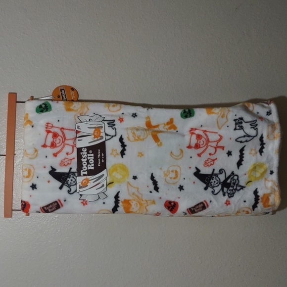 HALLOWEEN Tootsie Roll Plush Throw Kids in Halloween costumes 50x60in